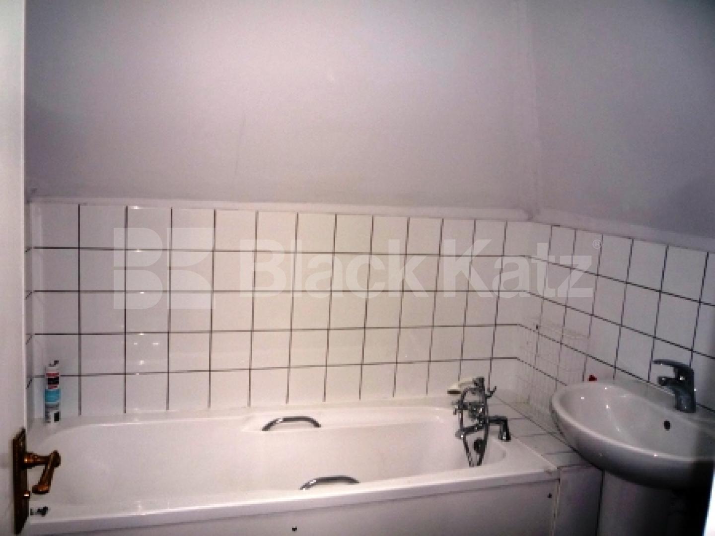 			ONLY 1 MONTH'S DEPOSIT, INSTEAD OF 6 WEEKS, SAVING YOU £333!, Studio Apartment, 1 bath, 1 reception Studio			 Middle Lane, CROUCH END