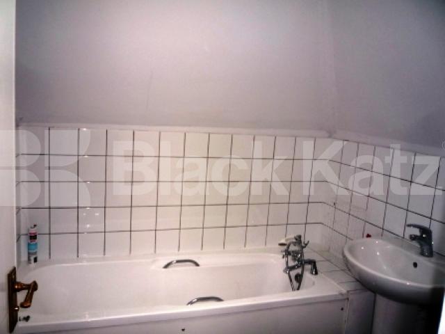 			ONLY 1 MONTH'S DEPOSIT, INSTEAD OF 6 WEEKS, SAVING YOU £333!, Studio Apartment, 1 bath, 1 reception Studio			 Middle Lane, CROUCH END