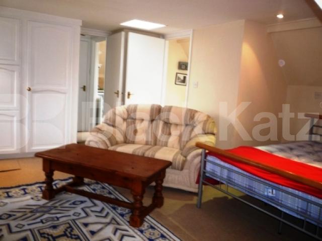 			ONLY 1 MONTH'S DEPOSIT, INSTEAD OF 6 WEEKS, SAVING YOU £333!, Studio Apartment, 1 bath, 1 reception Studio			 Middle Lane, CROUCH END