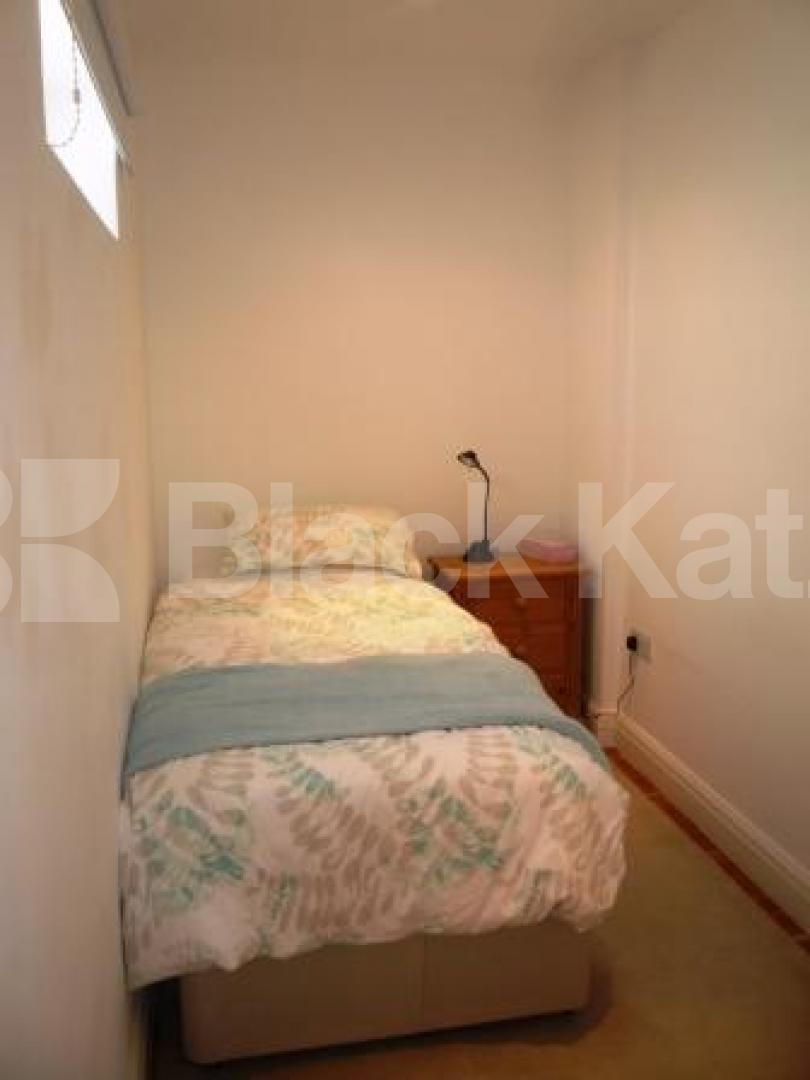 			1 Bedroom, 1 bath, 1 reception Flat			 Abbots Gardens, EAST FINCHLEY