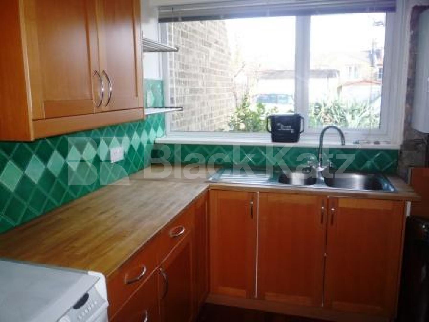 			3 Bedroom, 1 bath, 1 reception House			 Muswell Avenue, MUSWELL HILL