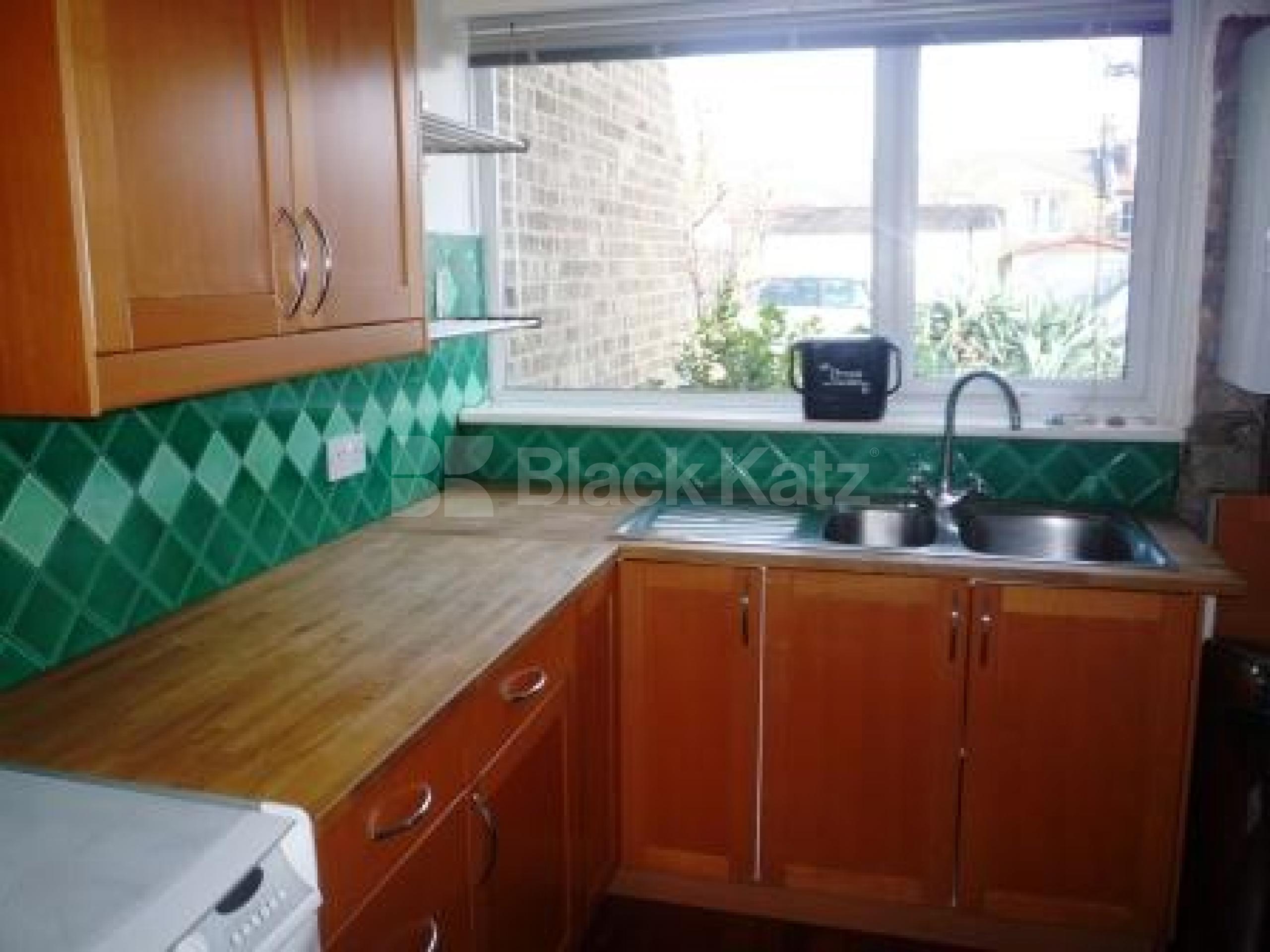 			3 Bedroom, 1 bath, 1 reception House			 Muswell Avenue, MUSWELL HILL N10