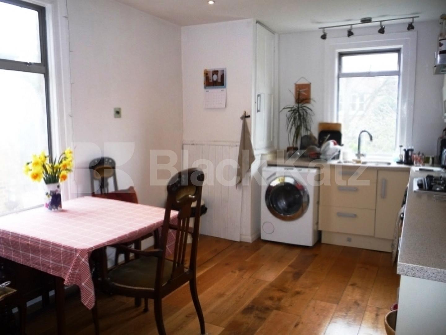 			SPLIT LEVEL, 3 Bedroom, 1 bath, 1 reception Flat			 Nightingale Lane, CROUCH END