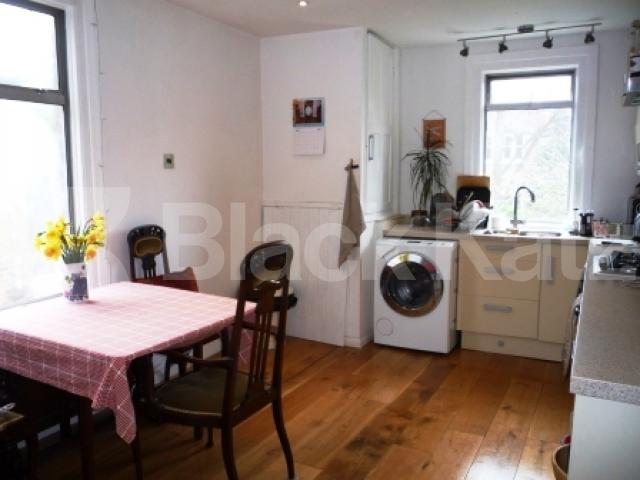 			SPLIT LEVEL, 3 Bedroom, 1 bath, 1 reception Flat			 Nightingale Lane, CROUCH END