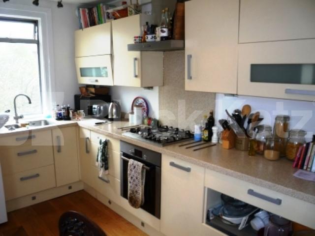 			SPLIT LEVEL, 3 Bedroom, 1 bath, 1 reception Flat			 Nightingale Lane, CROUCH END