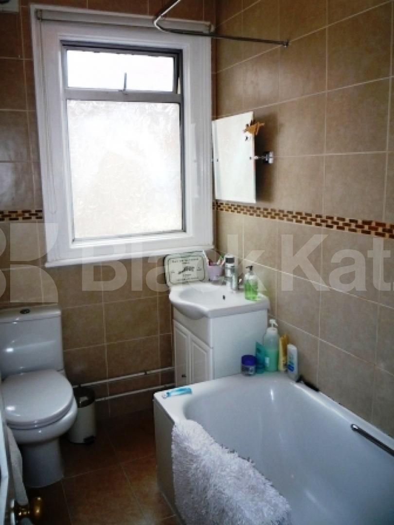 			SPLIT LEVEL, 3 Bedroom, 1 bath, 1 reception Flat			 Nightingale Lane, CROUCH END