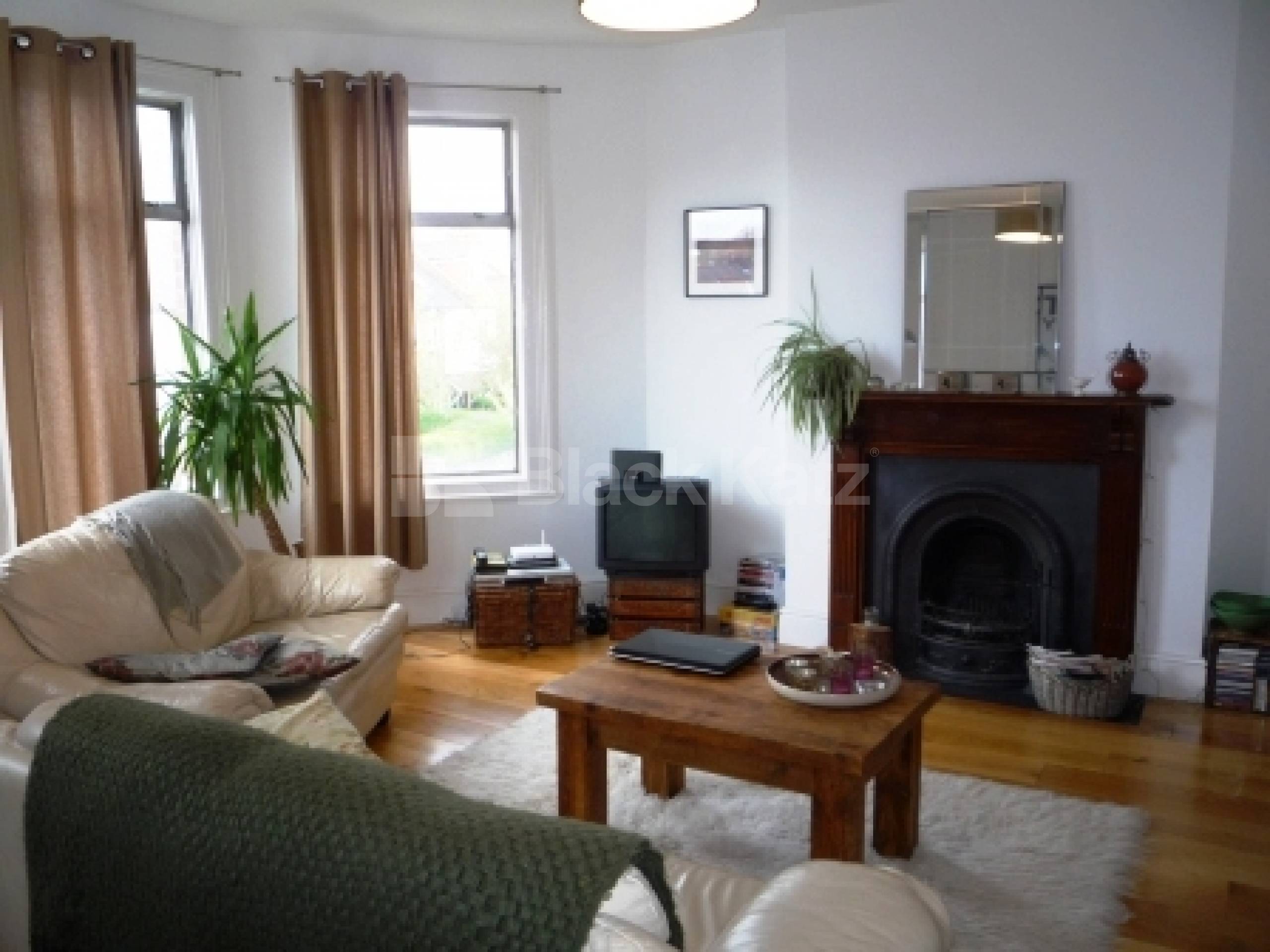 			SPLIT LEVEL, 3 Bedroom, 1 bath, 1 reception Flat			 Nightingale Lane, CROUCH END N8