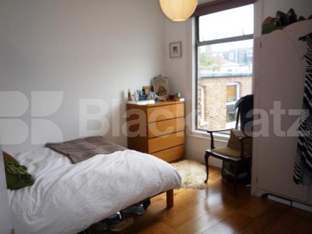 			SPLIT LEVEL, 3 Bedroom, 1 bath, 1 reception Flat			 Nightingale Lane, CROUCH END