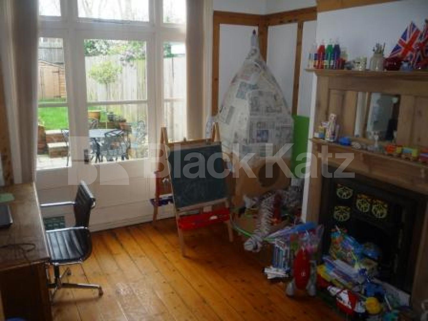 			4 Bedroom, 1 bath, 1 reception House			 Lynmouth Road, East Finchley