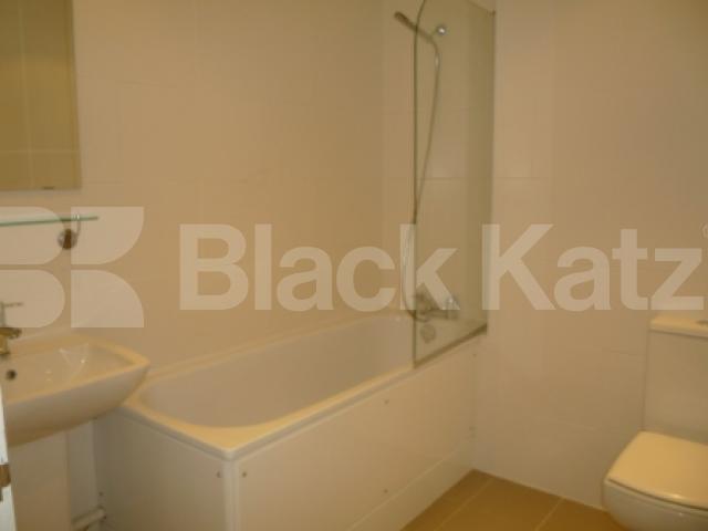 			Substantial Mews House, 5 Bedroom, 1 bath, 1 reception Mews House			 Sussex Gardens, Highgate