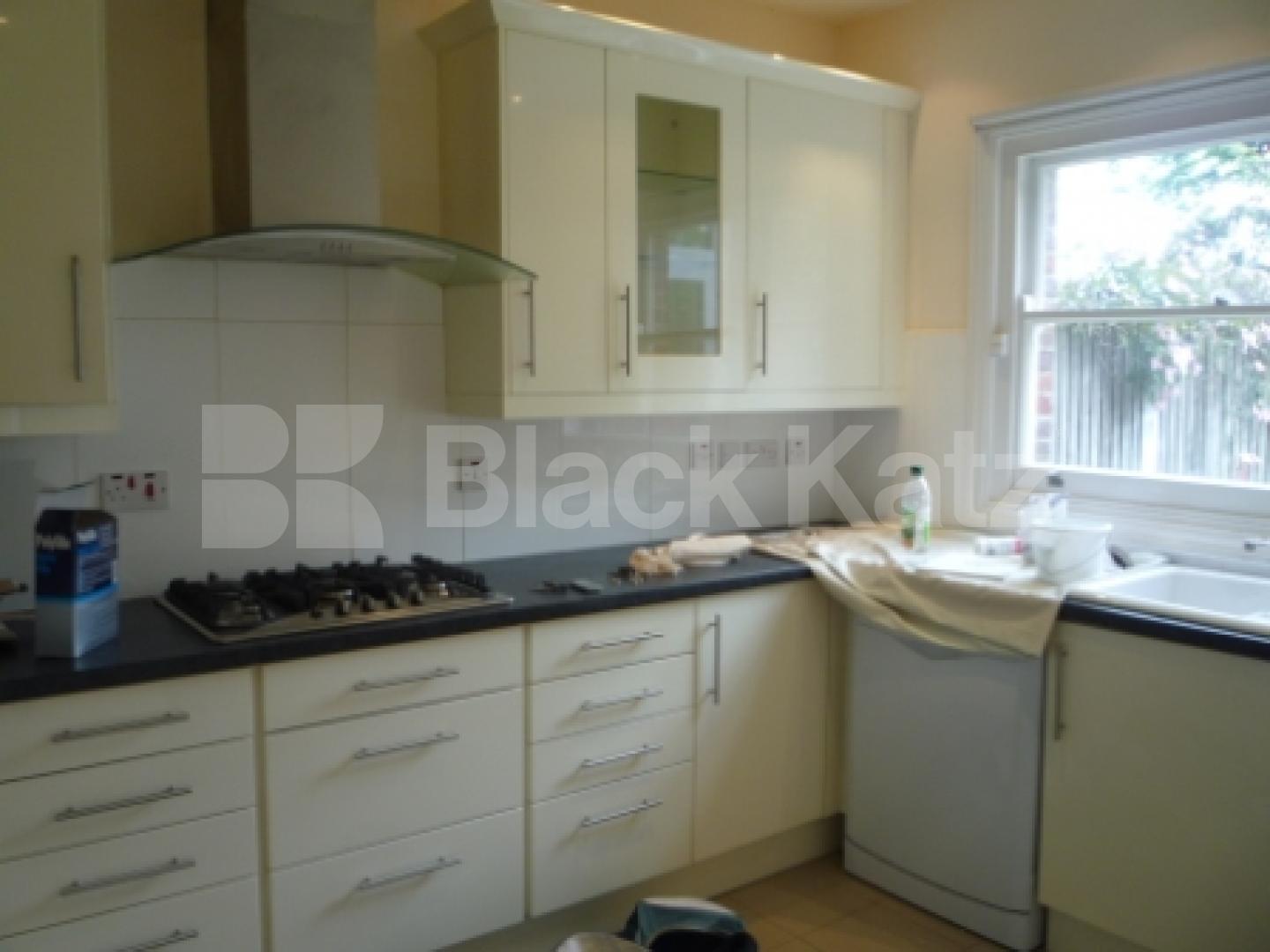 			Substantial Mews House, 5 Bedroom, 1 bath, 1 reception Mews House			 Sussex Gardens, Highgate