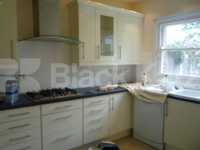 			Substantial Mews House, 5 Bedroom, 1 bath, 1 reception Mews House			 Sussex Gardens, Highgate