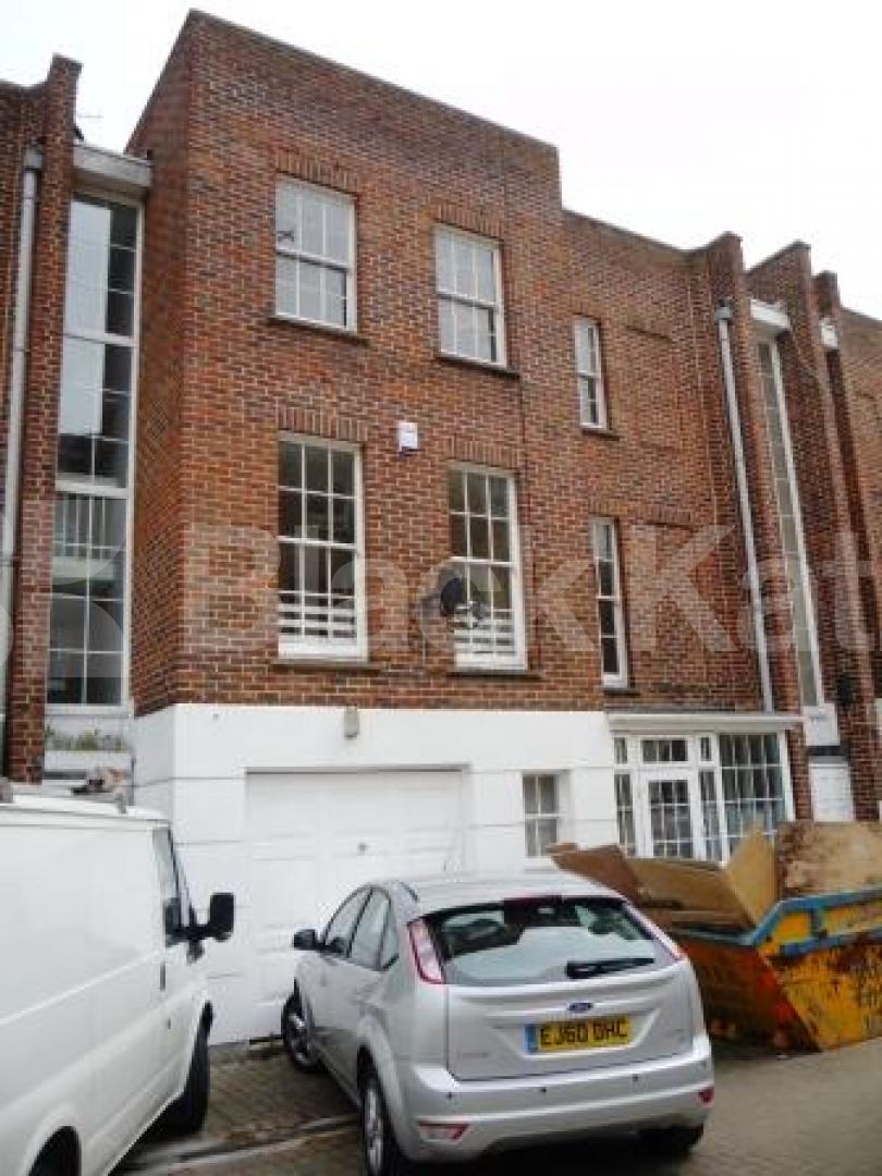 			Substantial Mews House, 5 Bedroom, 1 bath, 1 reception Mews House			 Sussex Gardens, Highgate