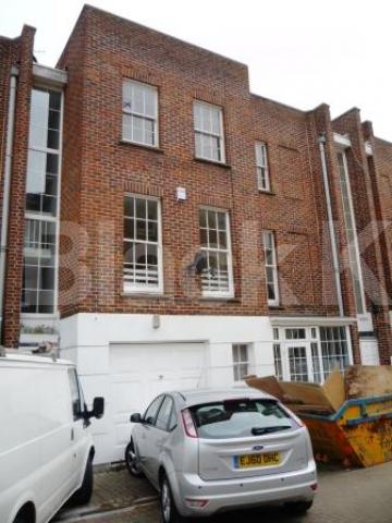 			Substantial Mews House, 5 Bedroom, 1 bath, 1 reception Mews House			 Sussex Gardens, Highgate