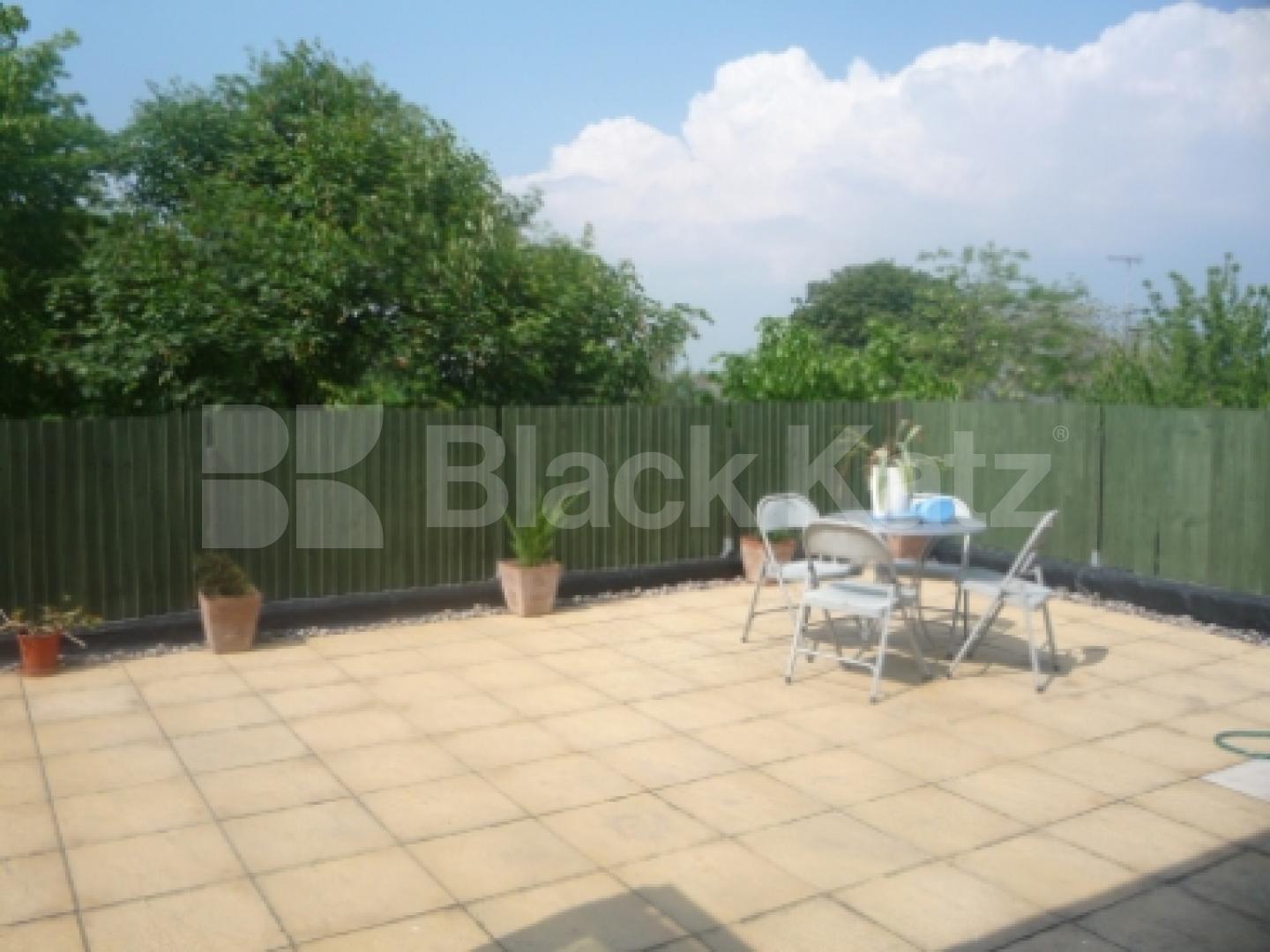 			UNIQUE PROPERTY, 3 Bedroom, 1 bath, 1 reception Penthouse			 Waverley Road, Crouch End