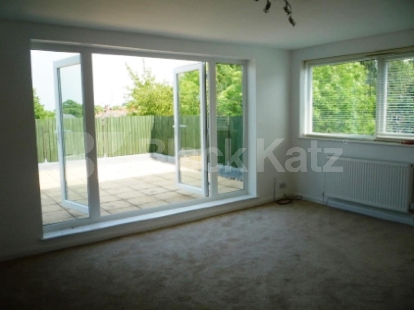 			UNIQUE PROPERTY, 3 Bedroom, 1 bath, 1 reception Penthouse			 Waverley Road, Crouch End