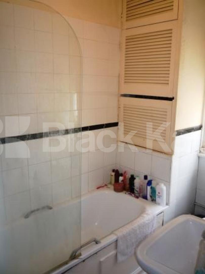 			3 Bedroom, 1 bath, 1 reception Flat			 Broadway Parade, Crouch End