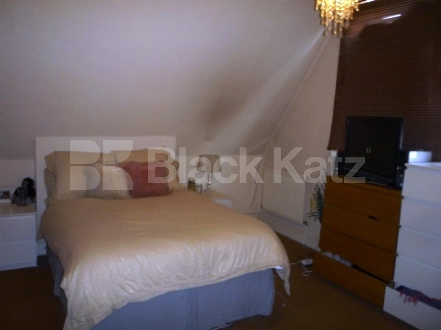 			3 Bedroom, 1 bath, 1 reception Flat			 Broadway Parade, Crouch End