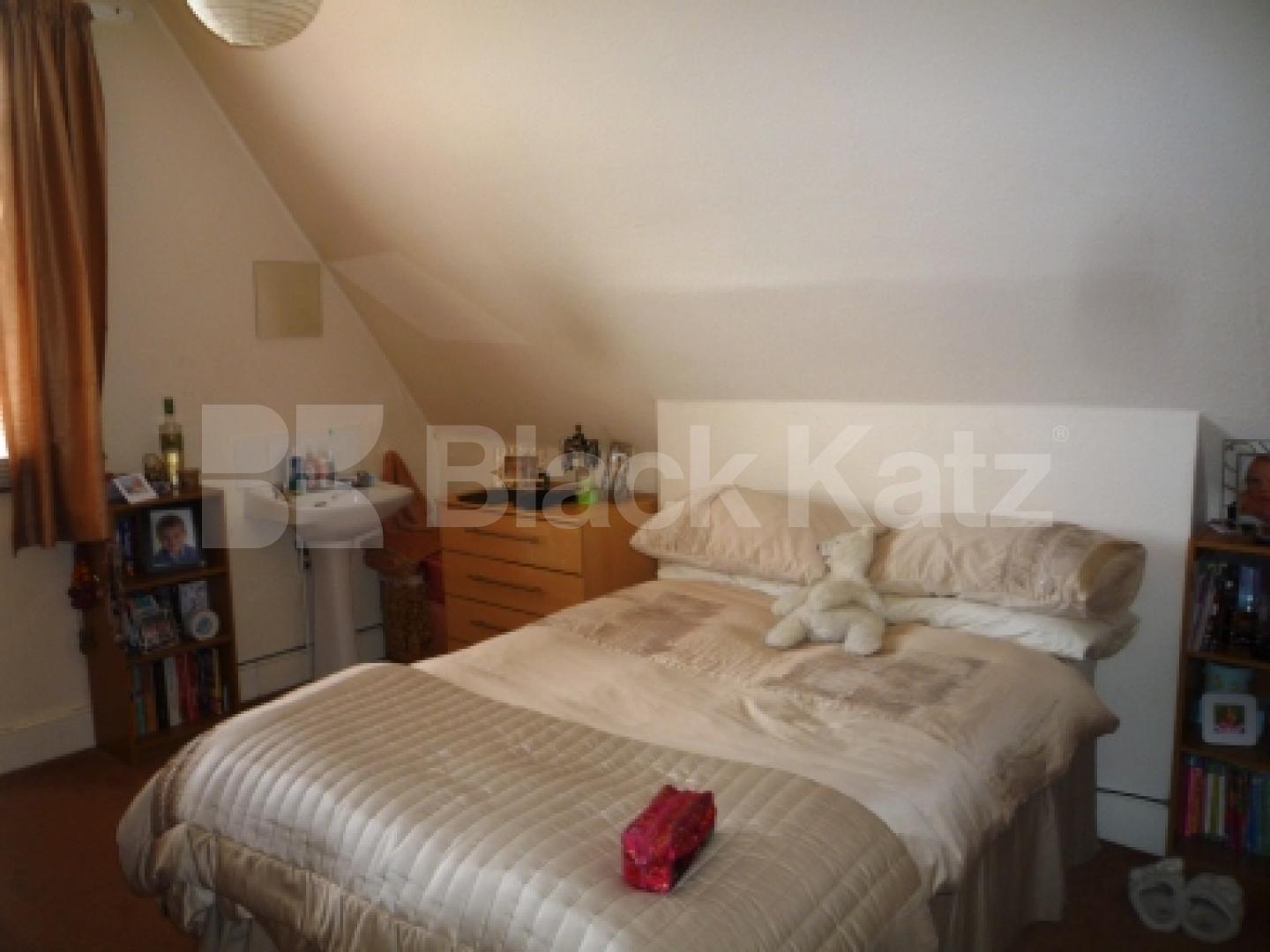 			3 Bedroom, 1 bath, 1 reception Flat			 Broadway Parade, Crouch End