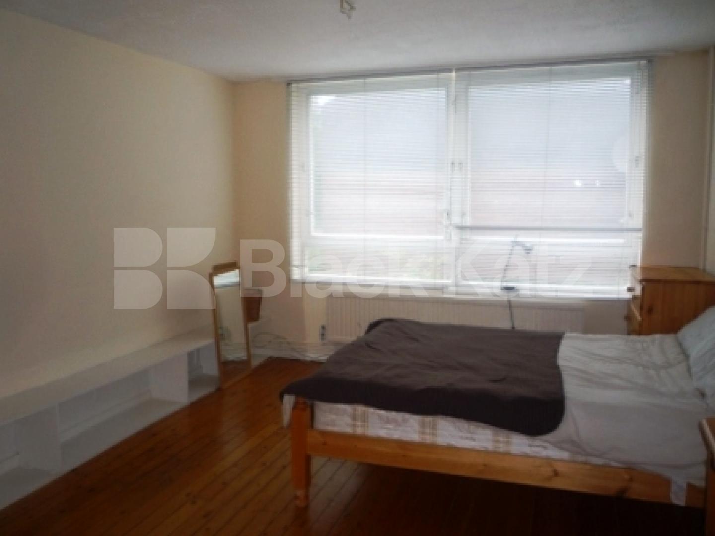 			4 Bedroom, 1 bath, 1 reception House			 Erskine Crescent, Tottenham