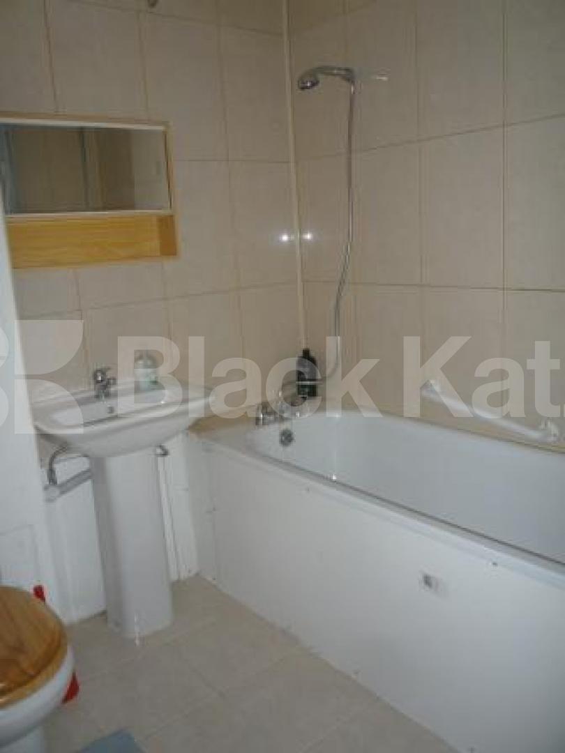 			4 Bedroom, 1 bath, 1 reception House			 Erskine Crescent, Tottenham