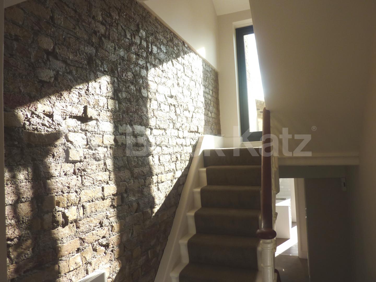 			AMAZING 3 BED, MUST SEE! , 3 Bedroom, 1 bath, 1 reception Flat			 Hatchard Road, UPPER HOLLOWAY 