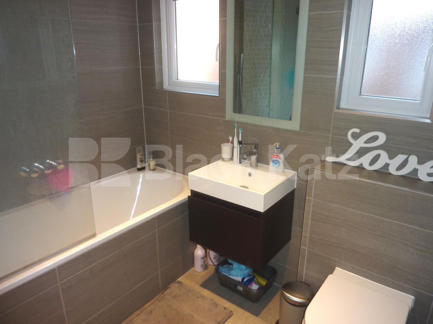 			AMAZING 3 BED, MUST SEE! , 3 Bedroom, 1 bath, 1 reception Flat			 Harberton Road, UPPER HOLLOWAY 