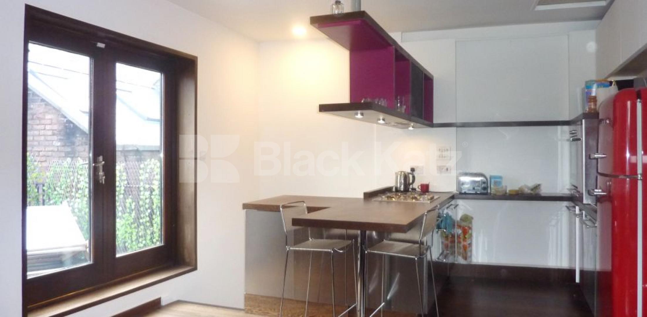 			MEWS HOUSE OVER 3 FLOORS WITH ROOF TERRACE!, 2 Bedroom, 1 bath, 1 reception Mews House			 Shrewsbury Mews, NOTTING HILL / BAYSWATER