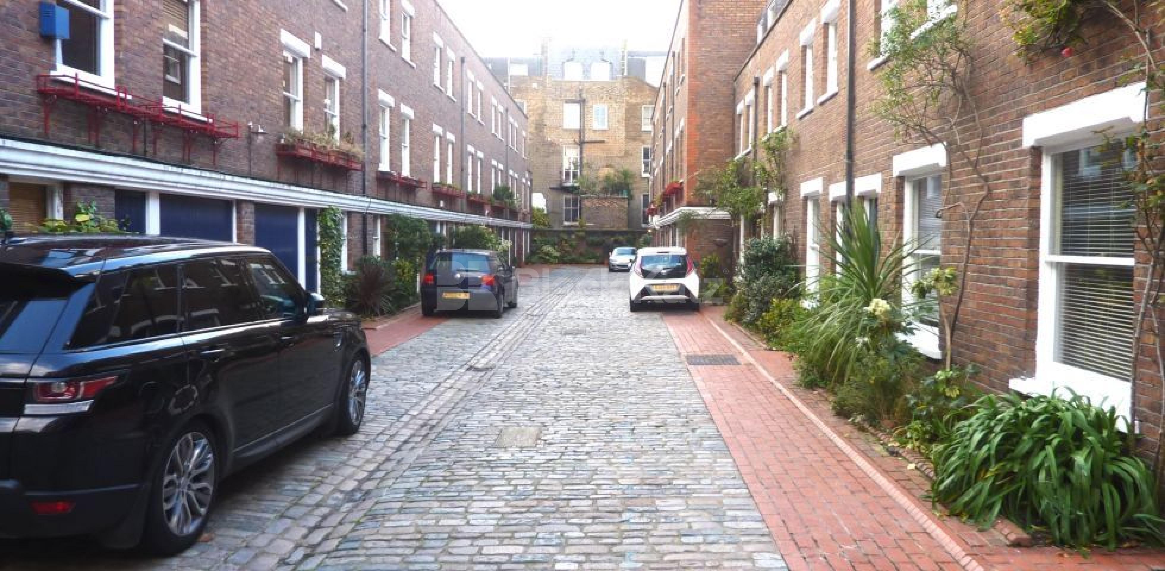 			MEWS HOUSE OVER 3 FLOORS WITH ROOF TERRACE!, 2 Bedroom, 1 bath, 1 reception Mews House			 Shrewsbury Mews, NOTTING HILL / BAYSWATER W2