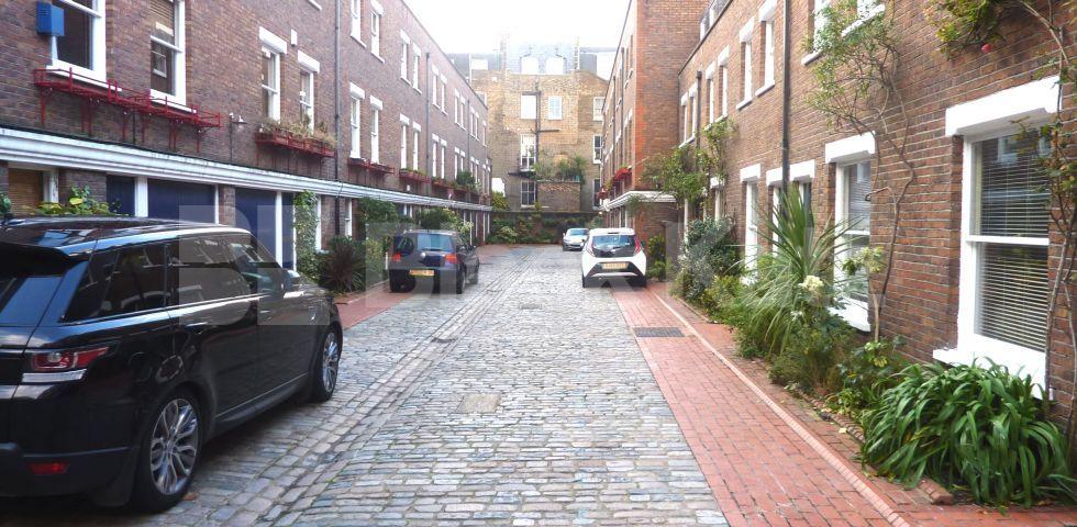 			MEWS HOUSE OVER 3 FLOORS WITH ROOF TERRACE!, 2 Bedroom, 1 bath, 1 reception Mews House			 Shrewsbury Mews, NOTTING HILL / BAYSWATER