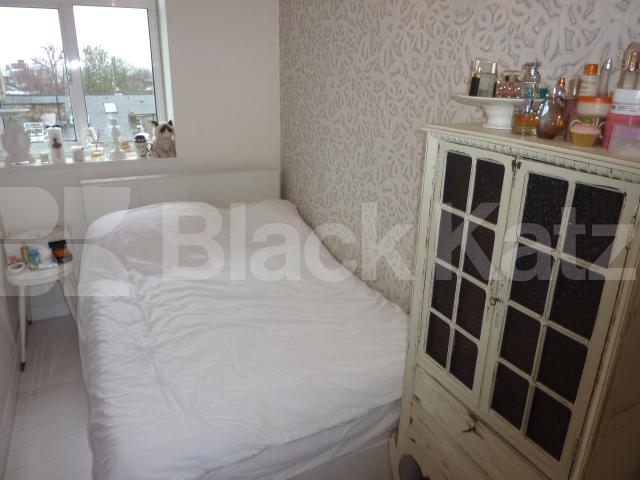 			AMAZING 1 BED / FANTASTIC LOCATION! , 1 Bedroom, 1 bath, 1 reception Flat			 Holland Park Avenue, HOLLAND PARK