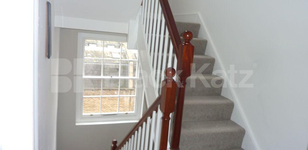 			STUNNING SPACIOUS TWO BED MINUTES TO CANAL!, 2 Bedroom, 1 bath, 1 reception Flat			 Bristol Gardens, LITTLE VENICE