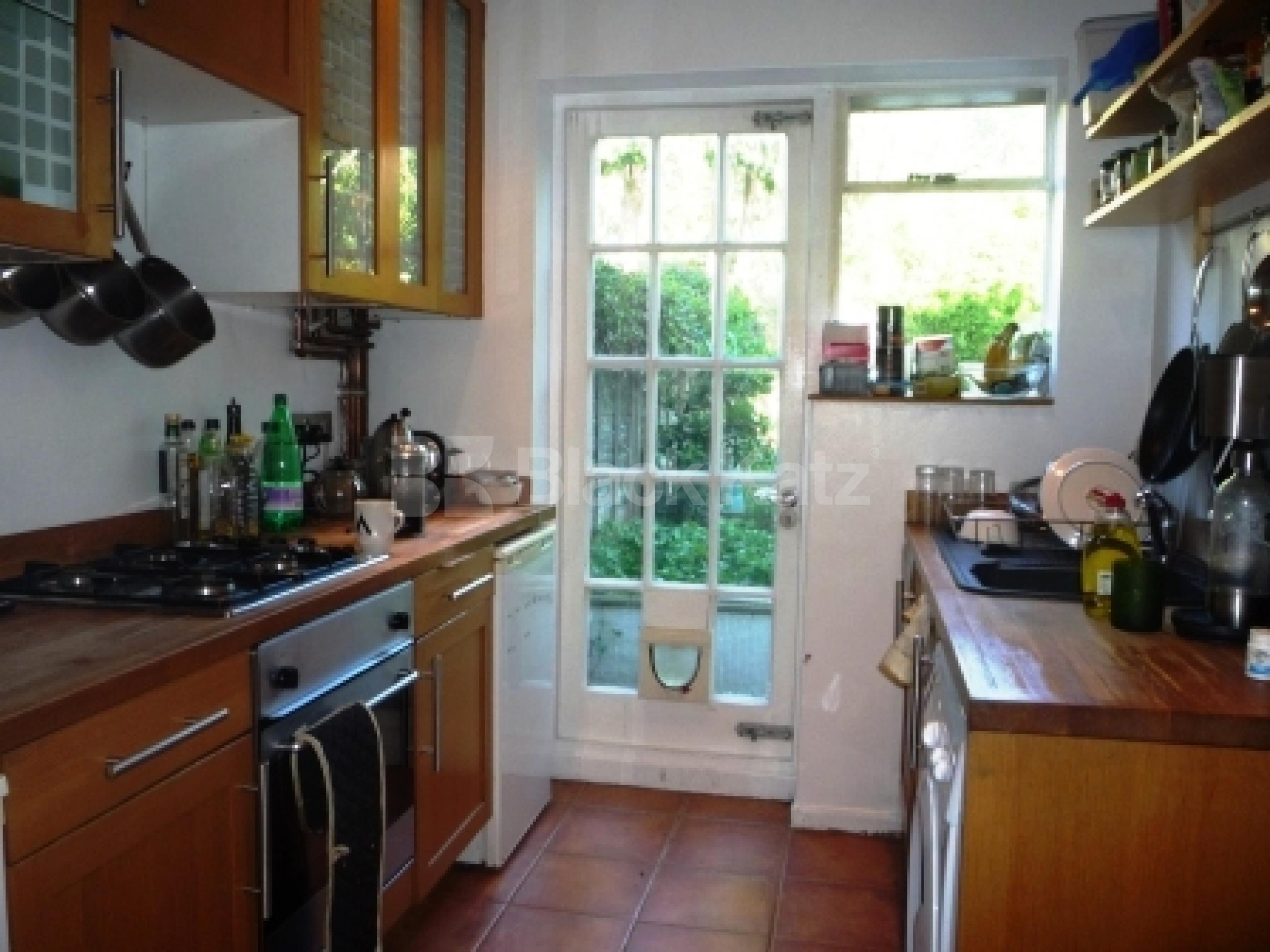 			2 Bedroom, 1 bath, 1 reception House			 Boyton Close, Hornsey N8