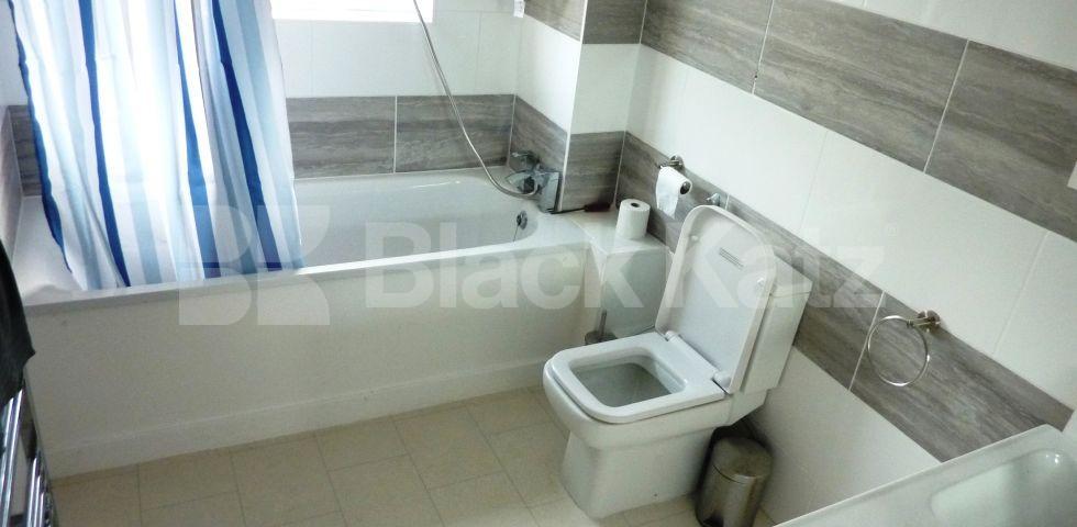 			SPLIT LEVEL HOUSE WITH GARDEN!, 3 Bedroom, 1 bath, 1 reception Flat			 Ploughmans Close, CAMDEN