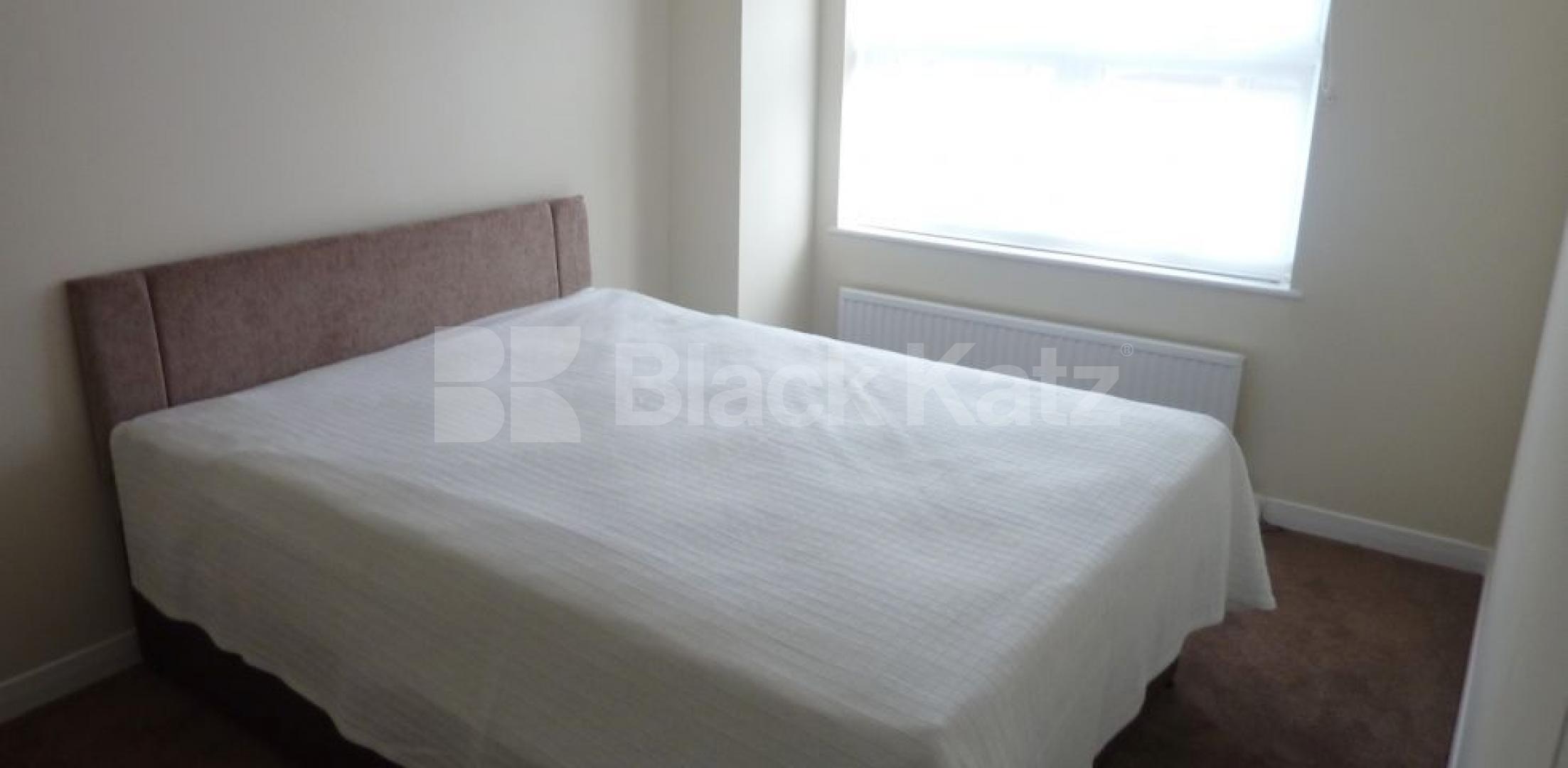 			SPLIT LEVEL HOUSE WITH GARDEN!, 3 Bedroom, 1 bath, 1 reception Flat			 Ploughmans Close, CAMDEN