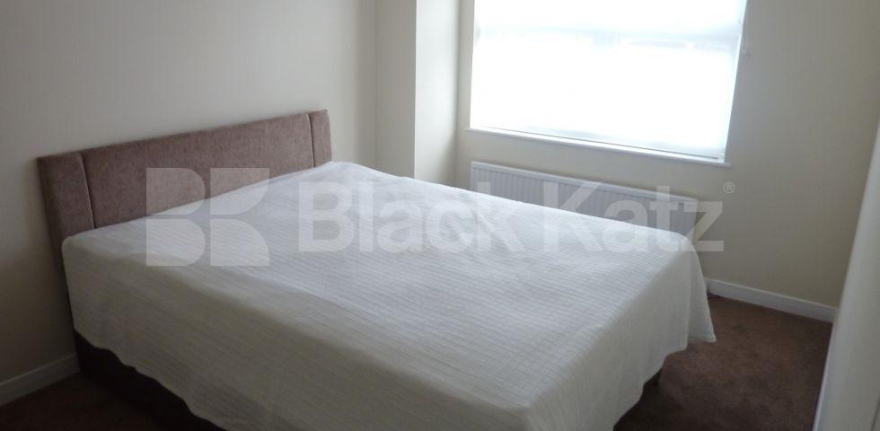 			SPLIT LEVEL HOUSE WITH GARDEN!, 3 Bedroom, 1 bath, 1 reception Flat			 Ploughmans Close, CAMDEN