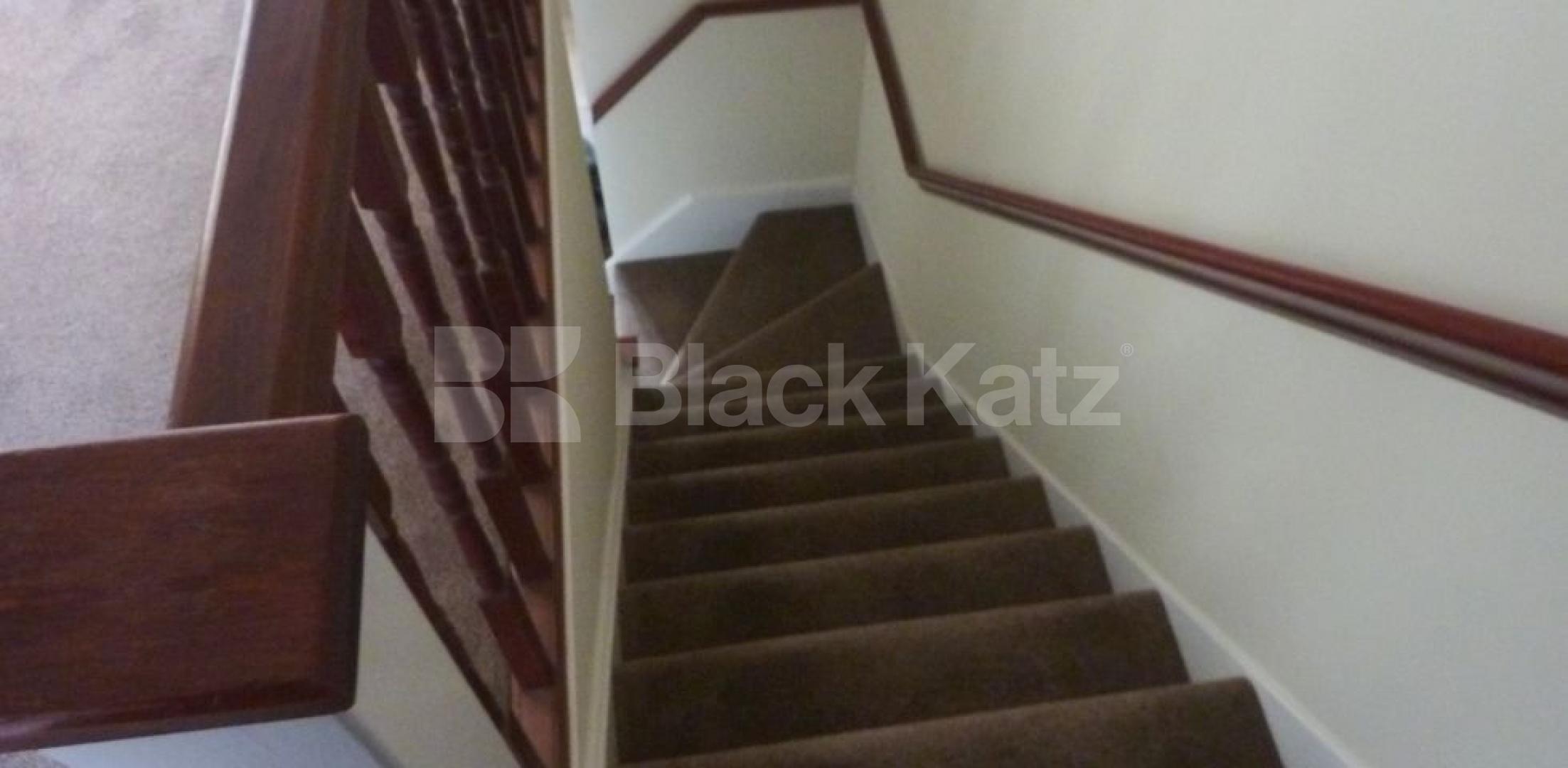 			SPLIT LEVEL HOUSE WITH GARDEN!, 3 Bedroom, 1 bath, 1 reception Flat			 Ploughmans Close, CAMDEN