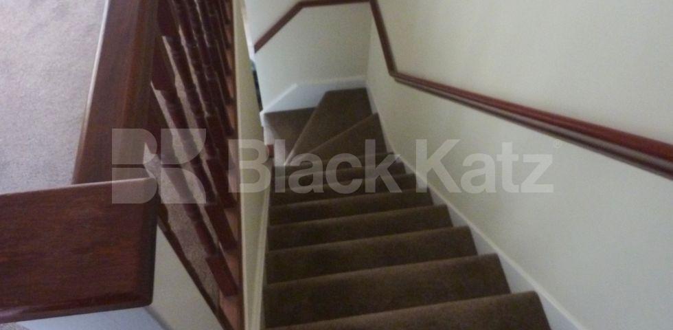 			SPLIT LEVEL HOUSE WITH GARDEN!, 3 Bedroom, 1 bath, 1 reception Flat			 Ploughmans Close, CAMDEN