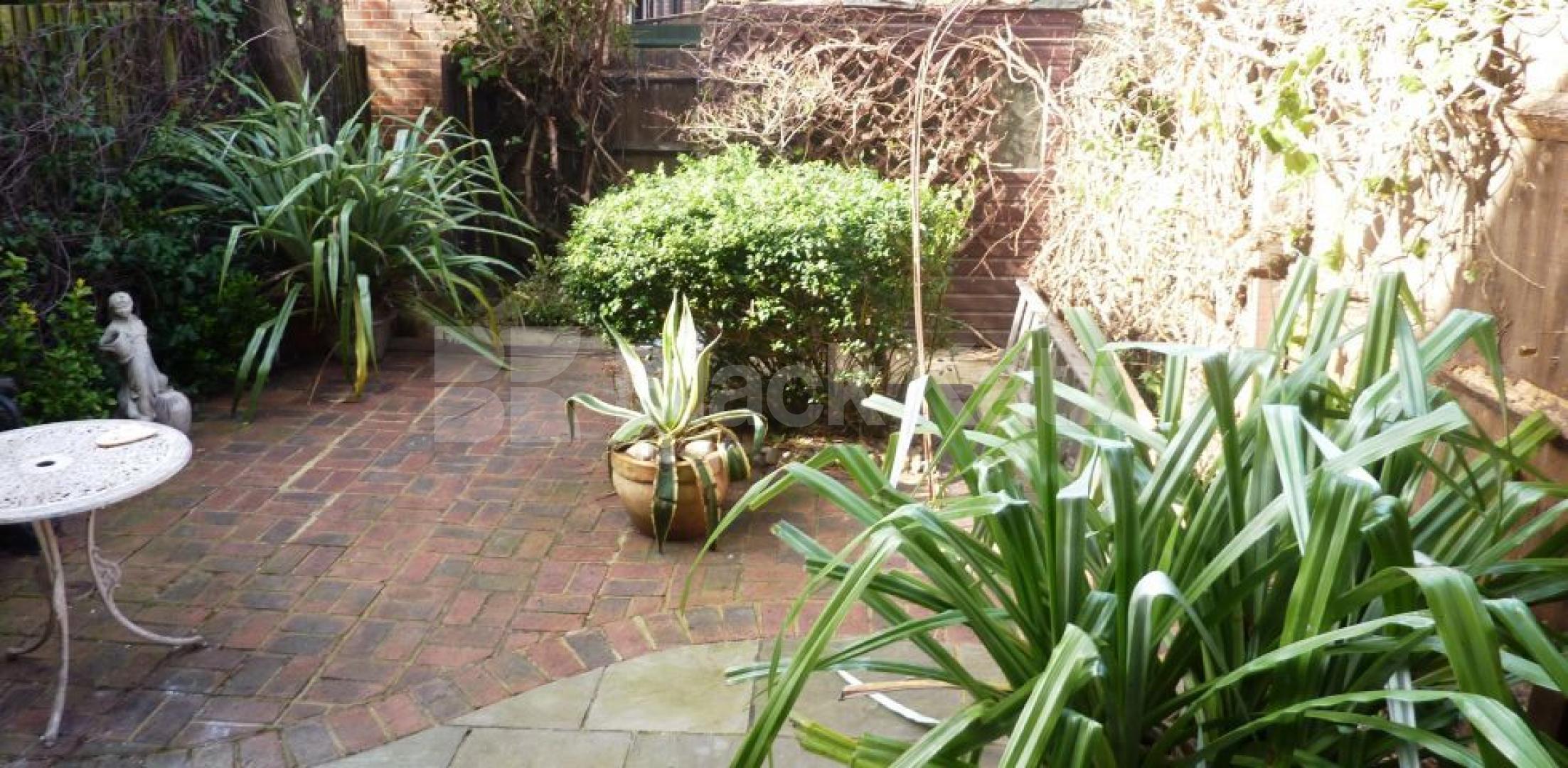 			SPLIT LEVEL HOUSE WITH GARDEN!, 3 Bedroom, 1 bath, 1 reception Flat			 Ploughmans Close, CAMDEN