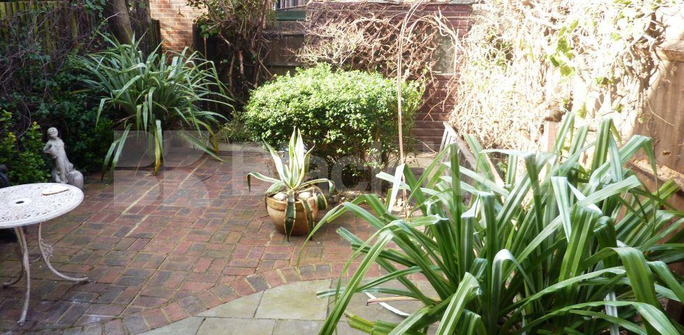 			SPLIT LEVEL HOUSE WITH GARDEN!, 3 Bedroom, 1 bath, 1 reception Flat			 Ploughmans Close, CAMDEN