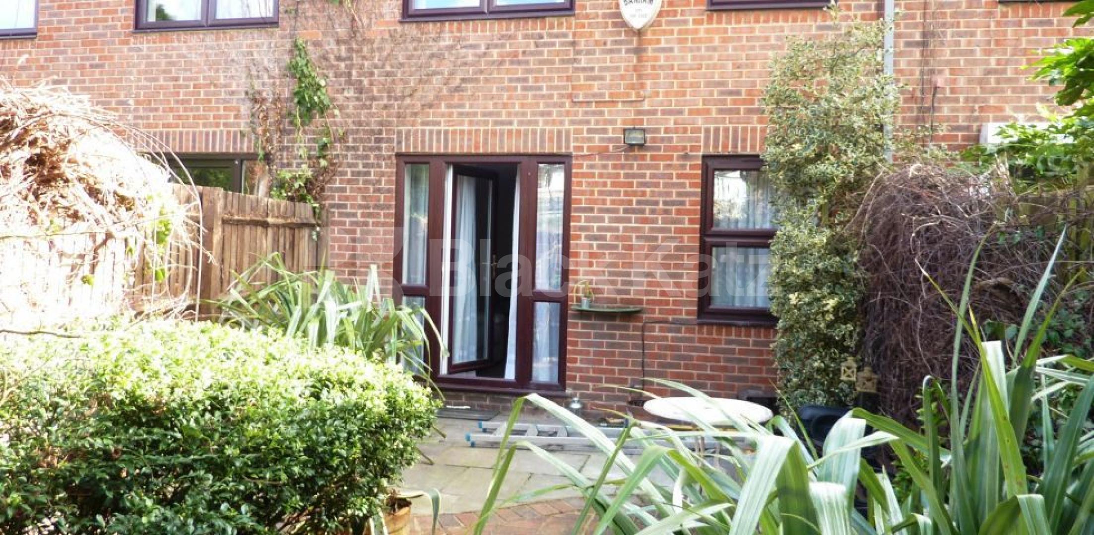 			SPLIT LEVEL HOUSE WITH GARDEN!, 3 Bedroom, 1 bath, 1 reception Flat			 Ploughmans Close, CAMDEN