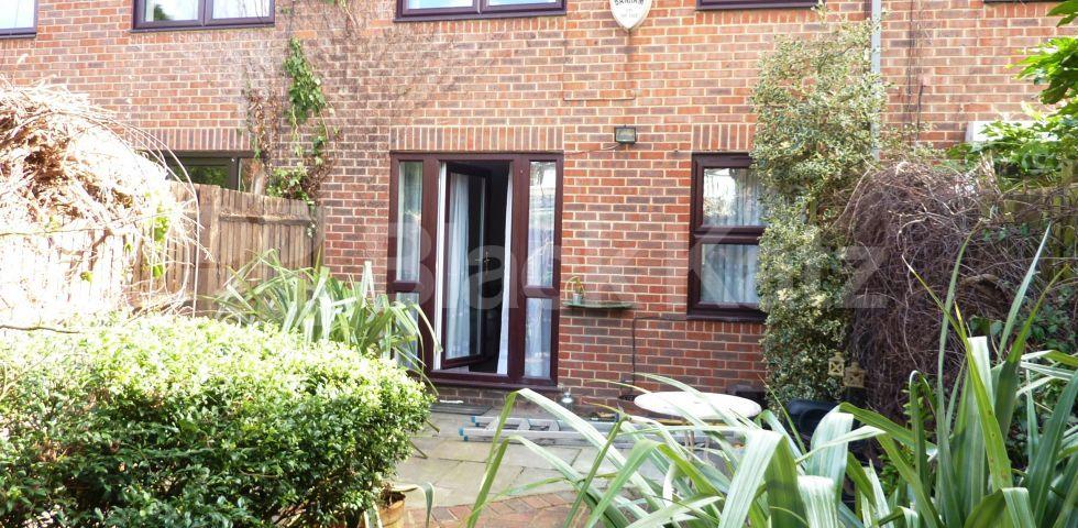 			SPLIT LEVEL HOUSE WITH GARDEN!, 3 Bedroom, 1 bath, 1 reception Flat			 Ploughmans Close, CAMDEN