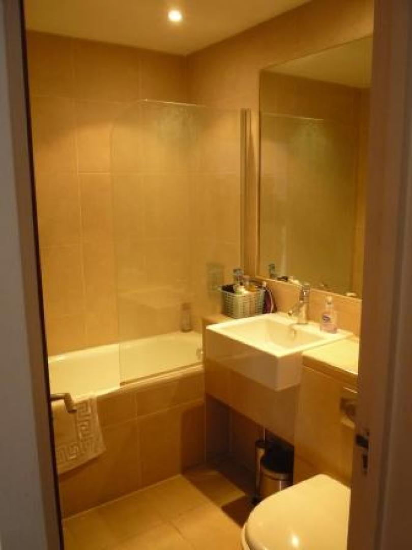 			2 Bedroom, 1 bath, 1 reception Flat			 Broadway Parade, CROUCH END