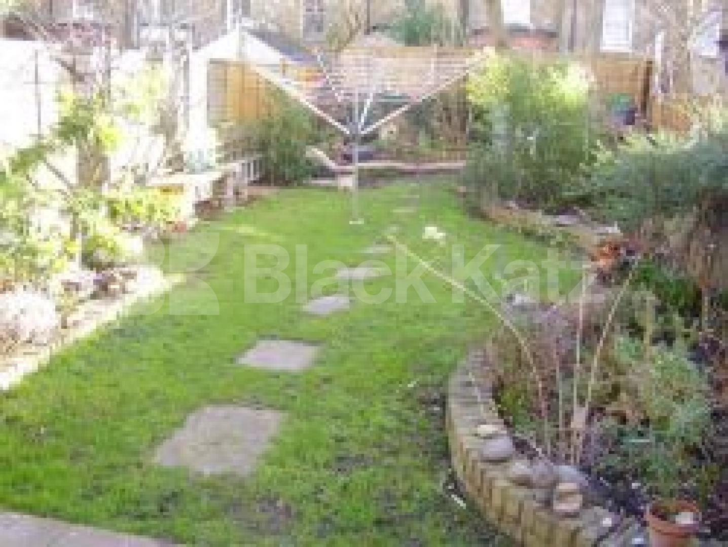 			5 Bedroom, 1 bath, 1 reception Flat			 Bergholt Crescent, STAMFORD HILL N16