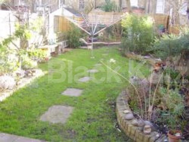			5 Bedroom, 1 bath, 1 reception Flat			 Bergholt Crescent, STAMFORD HILL N16
