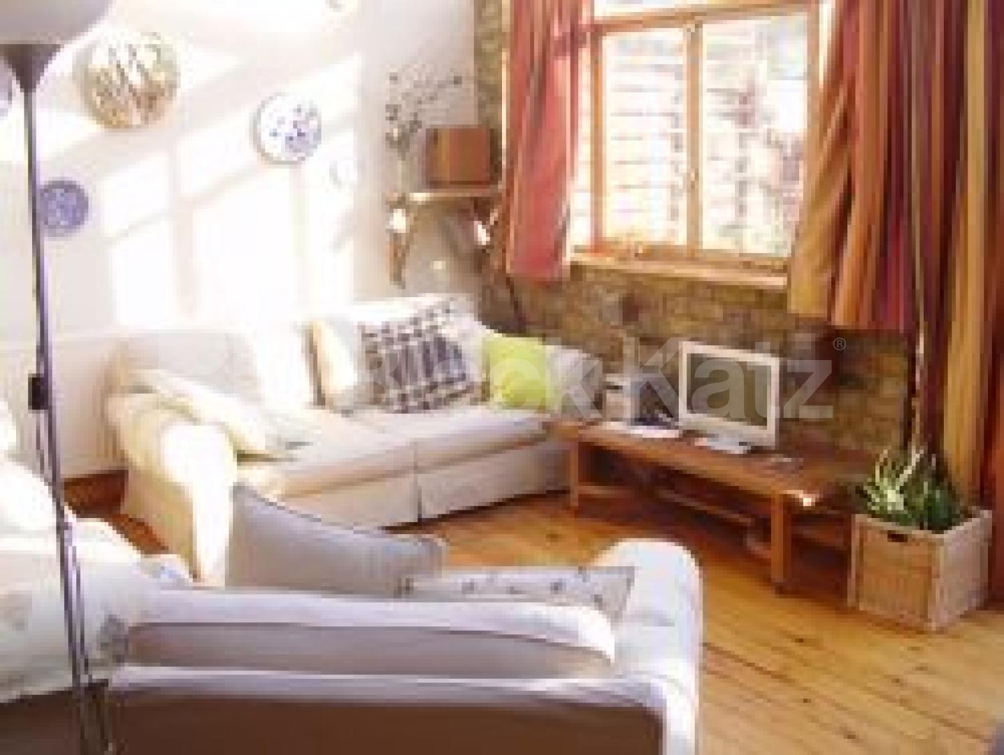 			5 Bedroom, 1 bath, 1 reception Flat			 Bergholt Crescent, STAMFORD HILL N16