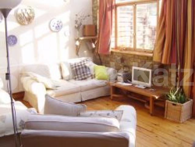 			5 Bedroom, 1 bath, 1 reception Flat			 Bergholt Crescent, STAMFORD HILL N16