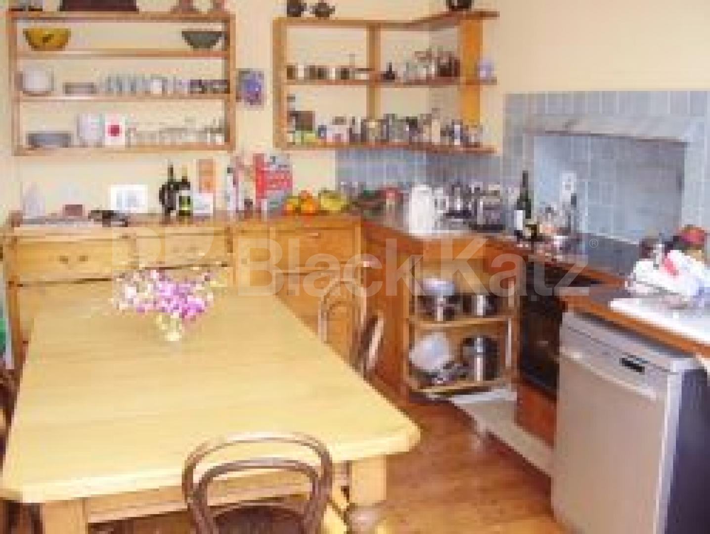 			5 Bedroom, 1 bath, 1 reception Flat			 Bergholt Crescent, STAMFORD HILL N16