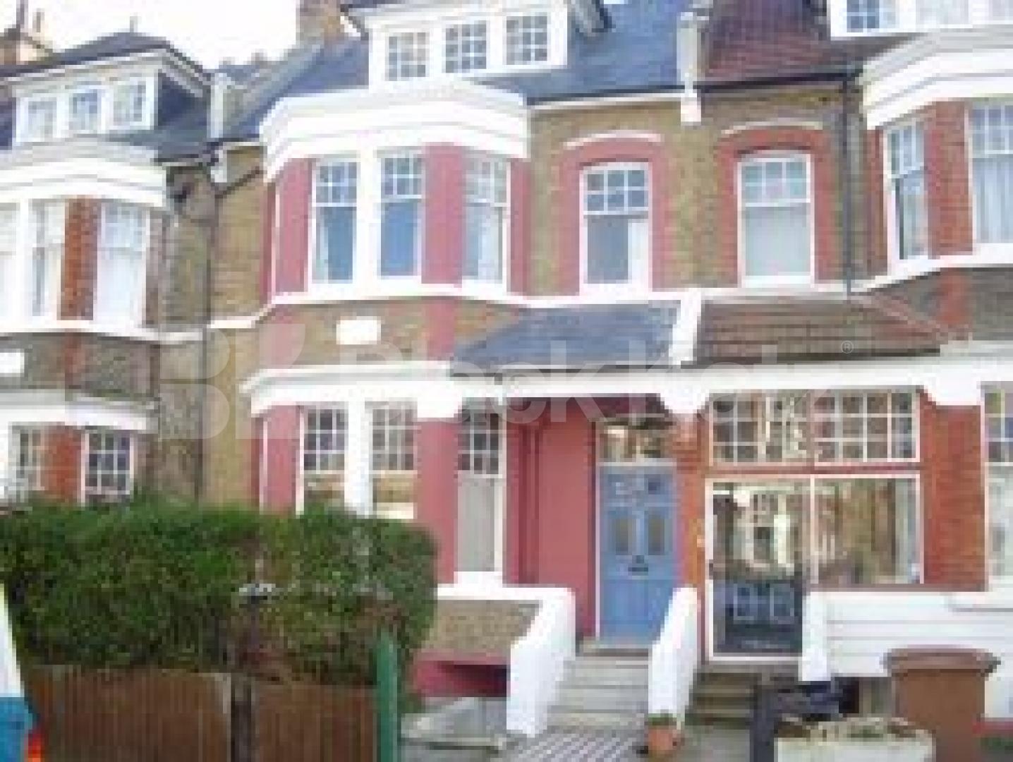 			5 Bedroom, 1 bath, 1 reception Flat			 Bergholt Crescent, STAMFORD HILL N16