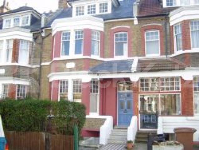 			5 Bedroom, 1 bath, 1 reception Flat			 Bergholt Crescent, STAMFORD HILL N16